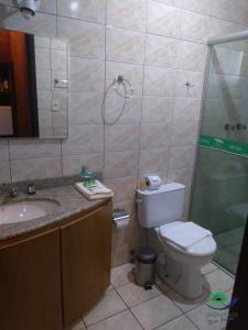 a bathroom with a toilet and a sink and a shower at Morada Das Araucárias in São Francisco de Paula