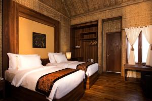 Llit o llits en una habitació de Kampung Sampireun Resort & Spa