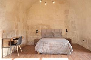 a bedroom with a bed and a desk and a desk at Estancia El Solar in Arequipa