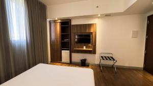 Uma TV ou centro de entretenimento em Hotel Vivenzo Savassi Belo Horizonte