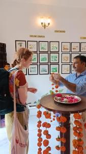 een man en een vrouw die naast een tafel met cupcakes staan bij Kotra Haveli A Boutique Hotel by Lake Pichola in Udaipur