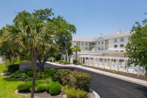 uma rua vazia em frente a um grande edifício em Residence Inn Charleston Riverview em Charleston