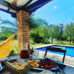 un vassoio di frutta su un tavolo accanto alla piscina di Espaço Benviver a Guaratinguetá