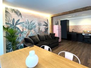 sala de estar con sofá y mesa en Luxury Pintoreria Vitoria, en Vitoria-Gasteiz