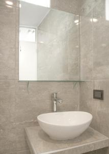 La salle de bains est pourvue d'un lavabo blanc et d'un miroir. dans l'établissement Estancia El Solar, à Arequipa