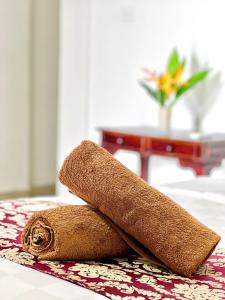 a towel sitting on top of a table at Tarci Bungalows Lembongan in Nusa Lembongan