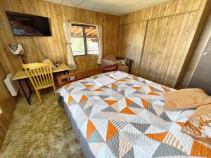 Кровать или кровати в номере 1 Bedroom Home near Lassen Volcanic Park