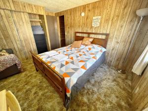 Кровать или кровати в номере 1 Bedroom Home near Lassen Volcanic Park