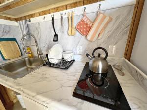 Кухня или мини-кухня в 1 Bedroom Home near Lassen Volcanic Park
