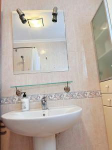 a bathroom with a sink and a mirror at 3 Habitación centro Huelva in Huelva