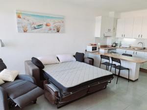 a room with a bed in a kitchen with a table at Estrella del Mar in El Médano