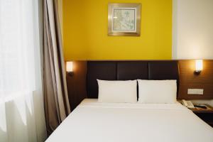 Postel nebo postele na pokoji v ubytování Hotel Sentral Melaka @ City Centre