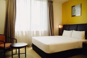 Postel nebo postele na pokoji v ubytování Hotel Sentral Melaka @ City Centre