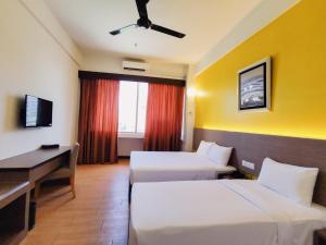 Postel nebo postele na pokoji v ubytování Hotel Sentral Melaka @ City Centre