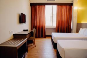 Postel nebo postele na pokoji v ubytování Hotel Sentral Melaka @ City Centre