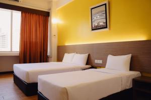 Postel nebo postele na pokoji v ubytování Hotel Sentral Melaka @ City Centre