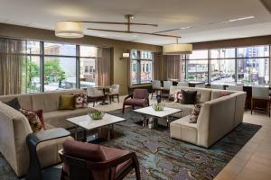 eine Hotellobby mit Sofas, Tischen und Fenstern in der Unterkunft Residence Inn by Marriott Chicago Downtown/River North in Chicago