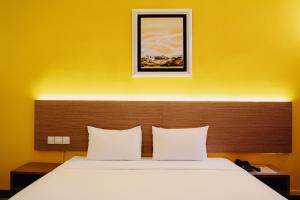 Postel nebo postele na pokoji v ubytování Hotel Sentral Melaka @ City Centre