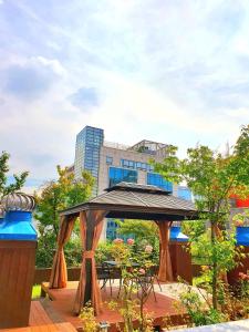 um gazebo com uma mesa e cadeiras e um edifício em Rian Hotel em Seul