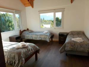 En eller flere senge i et værelse på Casa Cerro Ventana Bariloche 2