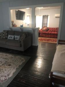 uma sala de estar com um sofá e uma televisão em Private Cottage in Rural Setting em Clemmons