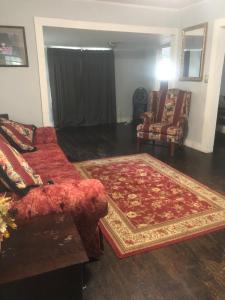 uma sala de estar com um sofá e um tapete em Private Cottage in Rural Setting em Clemmons