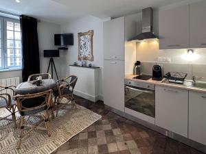 Kuchyň nebo kuchyňský kout v ubytování Studio de charme 30m², centre historique de Moulins, 2 lits jumelables, tout équipé, proche commodités - FR-1-489-472