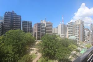 uma vista para o horizonte da cidade com edifícios altos em Justin Fukuoka em Fukuoka