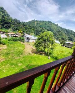 een uitzicht vanaf het terras van een huis met een groen veld bij Bambito Hosting in Bambito