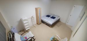 an overhead view of a bedroom with a bed and chairs at Sunset de Luz in Nijmegen
