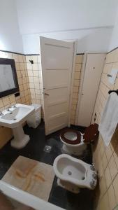 baño con 2 aseos y lavamanos en casa MiLú, en zona Güemes en Mar del Plata