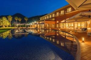 un hotel con piscina frente a un edificio en MARISSA RESORT sazanseto suo-oshima, en Suo Oshima
