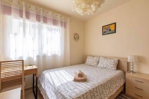 ヴォロクリーニにあるLovely Bedroom in shared apartment Orokliniのベッドルーム1室(ベッド1台、ドレッサー、窓付)