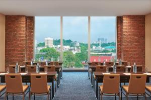 Ein Restaurant oder anderes Speiselokal in der Unterkunft Four Points by Sheraton Kuala Lumpur, Chinatown 