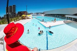 シドニーにあるOnceUp A BlueMoon Terrace nr CBDのプールで赤い帽子をかぶっている人