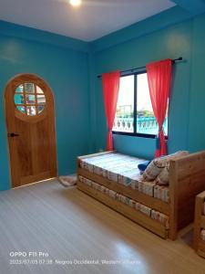 1 dormitorio con cama y ventana en SmallFry's Beach Resort, en Calatrava