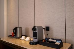 JW Marriott Sanya Haitang Bay Resort & Spa的咖啡和沏茶工具