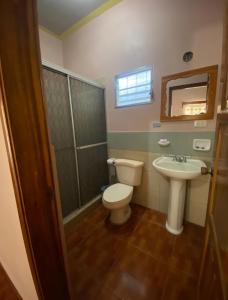 a bathroom with a toilet and a sink at Hotel y Balneario Villa Paraíso in Catacamas