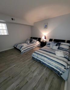2 Betten in einem Zimmer mit Holzböden in der Unterkunft Penthouse on private beach very quit and peaceful near the pier newly remodeled. in Norfolk