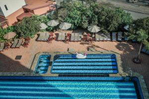 an overhead view of a pool at a resort at Savotel Hotel in Na Jomtien