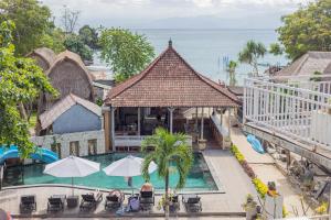 O vedere a piscinei de la sau din apropiere de The Tanis Beach Resort Nusa Lembongan