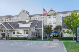 una vista de la parte delantera de la posada con la bandera americana en Residence Inn by Marriott Arlington South, en Arlington