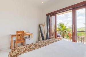 Un dormitorio con una cama y vista a un balcón. en Frangipani House and Spa by ecommerceloka, en Canggu