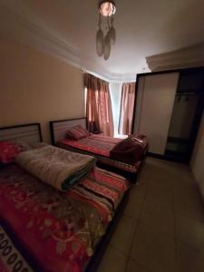 Duas camas num quarto com uma janela em كمبوند ابراج الخليج علي النيل no Cairo