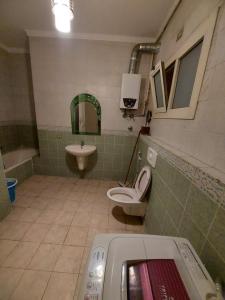 uma casa de banho com um WC e um lavatório em كمبوند ابراج الخليج علي النيل no Cairo