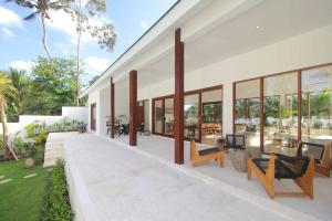 Elle offre une vue sur l'extérieur d'une maison dotée d'une terrasse. dans l'établissement Modern and stylish 3 Bedroom Villa, à Ubud