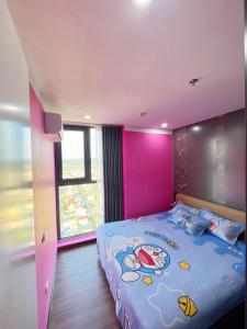 1 dormitorio con 1 cama grande en una habitación rosa en Green Diamond hạ Long, en Ha Long