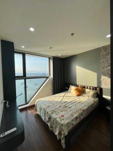 1 dormitorio con cama y ventana grande en Green Diamond hạ Long, en Ha Long