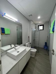 y baño con lavabo, aseo y ducha. en Green Diamond hạ Long, en Ha Long