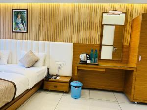 Postel nebo postele na pokoji v ubytování Tulsi Hotel